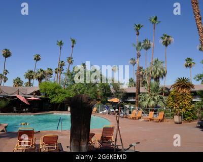 Palm Springs, Californie, États-Unis 24 juin 2021 UNE vue générale de l'atmosphère de Caliente Tropics Resort au 411 E. Palm Canyon Drive, où Elvis Presley, Frank Sinatra et Dean Martin ont suspendu, Anna Nicole Smith a filmé son émission de télé réalité ici, Et le film Alpha Dog filmé ici le 24 juin 2021 à Palm Springs, Californie, Etats-Unis. Photo par Barry King/Alay stock photo Banque D'Images