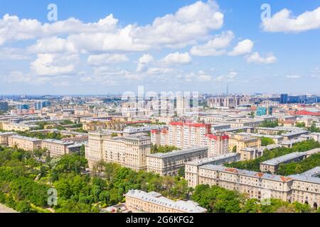 Vue sur la ville depuis la vue plongeante, en été Banque D'Images