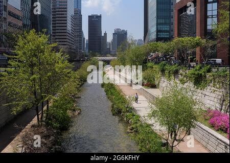 29.04.2013, Séoul, Corée du Sud, Asie - CityScape avec promenade le long des deux rives du ruisseau Cheonggyecheon dans le centre-ville de la capitale. Banque D'Images