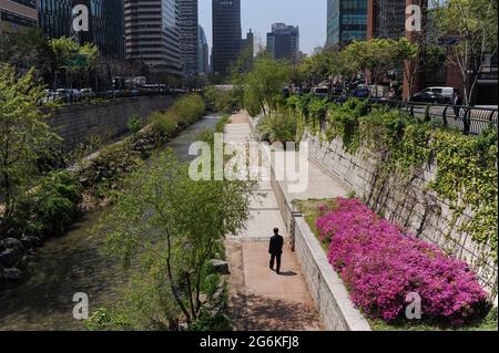 29.04.2013, Séoul, Corée du Sud, Asie - CityScape avec promenade le long des deux rives du ruisseau Cheonggyecheon dans le centre-ville de la capitale. Banque D'Images