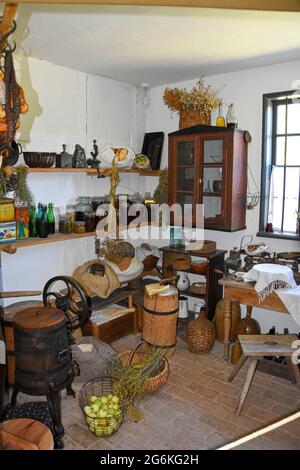 Intérieur d'une ancienne cuisine traditionnelle vintage dans un terrain poli Banque D'Images