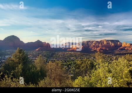 Vue sur Sedona au coucher du soleil depuis l'aéroport Mesa, Sedona, Arizona, États-Unis Banque D'Images