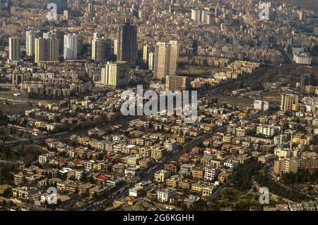 Vue sur les cottages résidentiels et les gratte-ciels modernes depuis les étages supérieurs de la tour Borje Milat dans la capitale iranienne Téhéran Banque D'Images