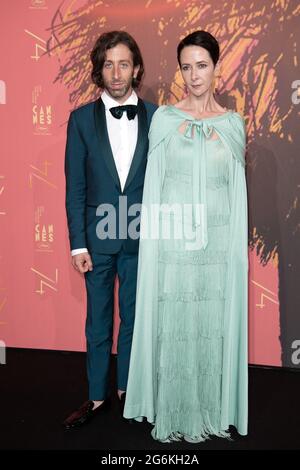 Cannes, France. Le 06 juillet 2021 Simon Helberg et sa femme Jocelyn Towne assistent au dîner de gala de la cérémonie d'ouverture du 74e Festival annuel de Cannes le 06 juillet 2021 à Cannes, en France. Photo de David Niviere/ABACAPRESS.COM Banque D'Images