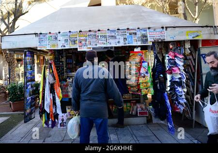 Un grec lisant les nouvelles du matin dans un kiosque à journaux pendant la tourmente politique en Grèce fin janvier 2015. Banque D'Images