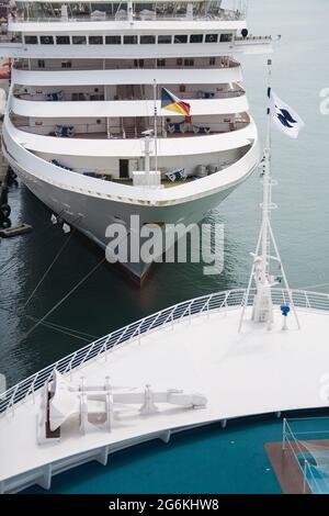 P & O liner « Artemis » à côté de Barcelone berth regardant depuis le pont supérieur Princess Lines navire « sea Princess ». .Espagne. Banque D'Images
