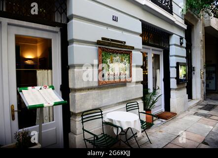 Restaurant Palea Athina sur la rue Nikis à Athènes, Grèce. Banque D'Images