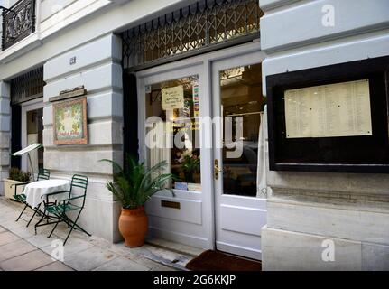 Restaurant Palea Athina sur la rue Nikis à Athènes, Grèce. Banque D'Images
