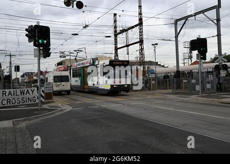 Un tramway de classe B à destination de la ville sur la route 67a, exploité par les tramways Yarra, traverse le passage à niveau de Glen Huntly Rd, à côté de la gare de Glenhuntly Banque D'Images