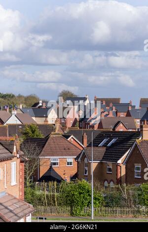 Vue sur le toit d'un nouveau logement, construit entre 1994 et 2021, à la périphérie de Wootton, Northampton, Royaume-Uni Banque D'Images