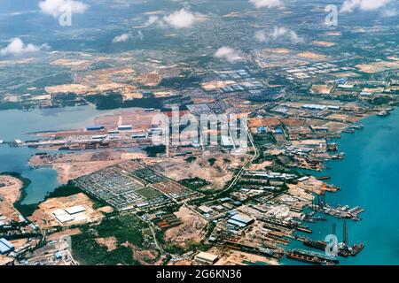 Vue aérienne de la construction côtière ou des zones portuaires dans le détroit de Malacca, sur la route aérienne vers la Malaisie ou Singapour. Prise de vue en avion Banque D'Images