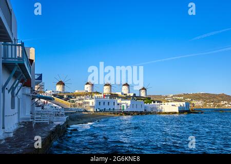 Vue magnifique sur les célèbres moulins à vent blancs traditionnels en haut de la colline, Mykonos, Grèce. Maisons blanchies à la chaux, été, matin, mer, destination emblématique Banque D'Images