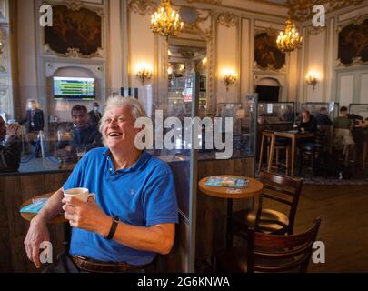 Photo du dossier datée du 16/10/20 du fondateur et président de JD Wetherspoon, Tim Martin. JD Wetherspoon a critiqué le gouvernement pour les règles de TVA 'Monty Python' qui, selon lui, vont renforcer les supermarchés au lieu du secteur de l'hôtellerie. La chaîne de pub a déclaré qu'elle devra augmenter le prix de ses repas lorsqu'une réduction récente de la TVA sur ses aliments sera éliminée. Date de publication : le mercredi 7 juillet 2021. Banque D'Images