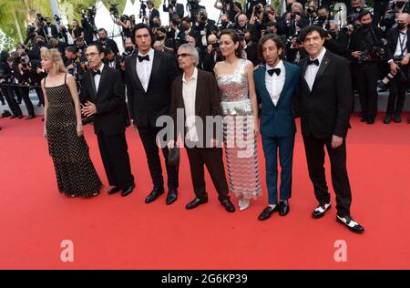 6 juillet 2021, CANNES, France : CANNES, FRANCE - 06 JUILLET : (G-D) Angele, Ron Mae, Adam Driver, Simon Helberg, Marion Cotillard, le réalisateur Leos Carax et Russell Mael assistent à la cérémonie de projection et d'ouverture de ''Annette'' lors du 74e Festival annuel de Cannes le 06 juillet 2021 à Cannes, France (Credit image: © Frederick InjimbertZUMA Wire) Banque D'Images