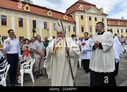 Velehrad, République tchèque. 05e juillet 2021. Le cardinal Dominik Duka sert une messe de pèlerinage dans les jours de bonne volonté, les célébrations de Saint Cyril et de Methodius, à Velehrad, République tchèque, le 5 juillet 2021. Crédit: Dalibor Gluck/CTK photo/Alamy Live News Banque D'Images