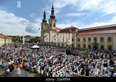 Velehrad, République tchèque. 05e juillet 2021. Une messe de pèlerinage à quelques jours des gens de bonne volonté, les célébrations de Saint Cyril et de Methodius, à Velehrad, en République tchèque, le 5 juillet 2021. Crédit: Dalibor Gluck/CTK photo/Alamy Live News Banque D'Images