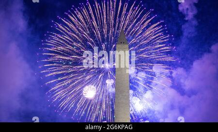 Feux d'artifice derrière le Washington Monument le 4 juillet 2021. Vue depuis le National Mall, entre le Washington Monument et le Capitole. Banque D'Images