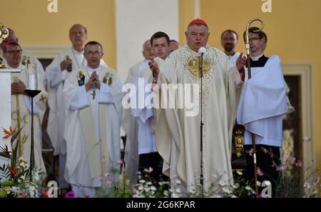 Velehrad, République tchèque. 05e juillet 2021. Le cardinal Dominik Duka sert une messe de pèlerinage dans les jours de bonne volonté, les célébrations de Saint Cyril et de Methodius, à Velehrad, République tchèque, le 5 juillet 2021. Crédit: Dalibor Gluck/CTK photo/Alamy Live News Banque D'Images