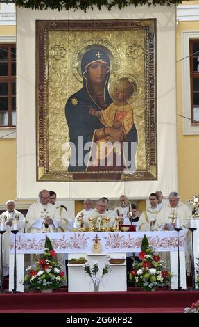 Velehrad, République tchèque. 05e juillet 2021. Le cardinal Dominik Duka sert une messe de pèlerinage dans les jours de bonne volonté, les célébrations de Saint Cyril et de Methodius, à Velehrad, République tchèque, le 5 juillet 2021. Crédit: Dalibor Gluck/CTK photo/Alamy Live News Banque D'Images