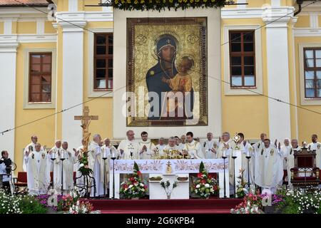 Velehrad, République tchèque. 05e juillet 2021. Le cardinal Dominik Duka sert une messe de pèlerinage dans les jours de bonne volonté, les célébrations de Saint Cyril et de Methodius, à Velehrad, République tchèque, le 5 juillet 2021. Crédit: Dalibor Gluck/CTK photo/Alamy Live News Banque D'Images