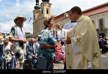 Velehrad, République tchèque. 05e juillet 2021. Une messe de pèlerinage à quelques jours des gens de bonne volonté, les célébrations de Saint Cyril et de Methodius, à Velehrad, en République tchèque, le 5 juillet 2021. Crédit: Dalibor Gluck/CTK photo/Alamy Live News Banque D'Images