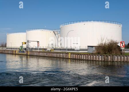 Varo Energy Tank Farm au canal de Datteln-Hamm, Lünen, région de la Ruhr, Rhénanie-Westphalie de Norrth, Allemagne, Europe Banque D'Images