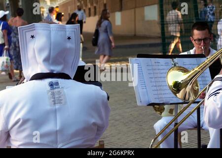 ODESA, UKRAINE - 6 JUILLET 2021 - des musiciens de la sixième quintette de laiton de la flotte américaine se produisent sur la place Dumska, Odesa, dans le sud de l'Ukraine. Banque D'Images