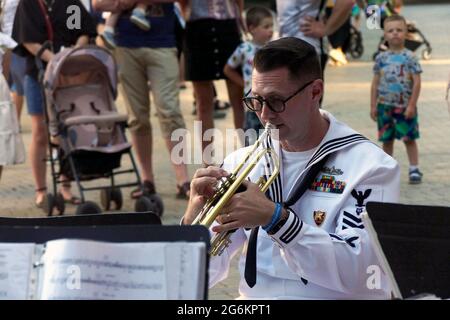 ODESA, UKRAINE - 6 JUILLET 2021 - UN musicien de la quintette de laiton de la Sixième flotte américaine joue la trompette sur la place Dumska, Odesa, dans le sud de l'Ukraine. Banque D'Images