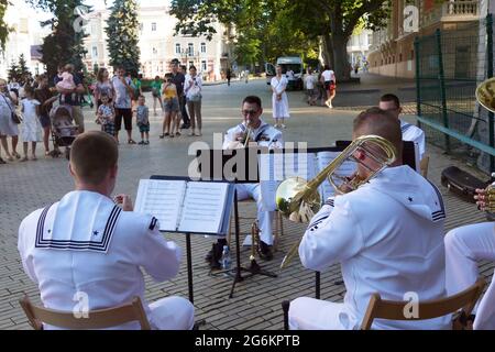 ODESA, UKRAINE - 6 JUILLET 2021 - des musiciens de la sixième quintette de laiton de la flotte américaine se produisent sur la place Dumska, Odesa, dans le sud de l'Ukraine. Banque D'Images