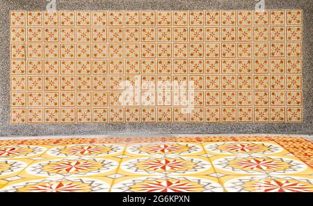 Mosaïque de carreaux de Peranakan orange et vert. Ces dessins sont typiques de ceux que l'on trouve sur les façades des maisons d'achats chinoises traditionnelles dans le sud de l'EAS Banque D'Images