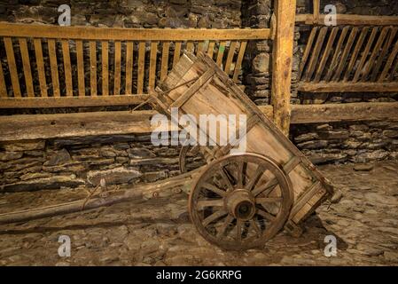 Détails à l'intérieur de l'Écomusée de Çò de Joanchiquet, à Vilamòs (Vallée de l'Aran, Catalogne, Espagne, Pyrénées) ESP: Detales del Ecomuseo Çò de Joanchiquet Banque D'Images