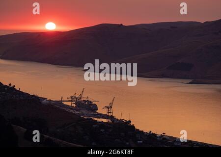 Lever de soleil sur Porthills, Christchurch, Aotearoa Nouvelle-Zélande. Les collines de Port sont un vestige vieux de 12 millions d'années du cratère du volcan Lyttelton. Vent, ra Banque D'Images