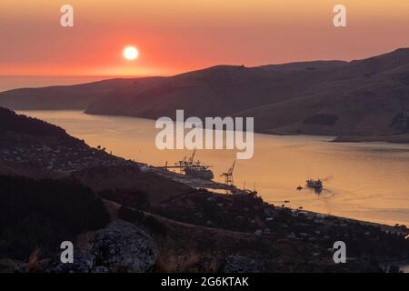 Lever de soleil sur Porthills, Christchurch, Aotearoa Nouvelle-Zélande. Les collines de Port sont un vestige vieux de 12 millions d'années du cratère du volcan Lyttelton. Vent, ra Banque D'Images