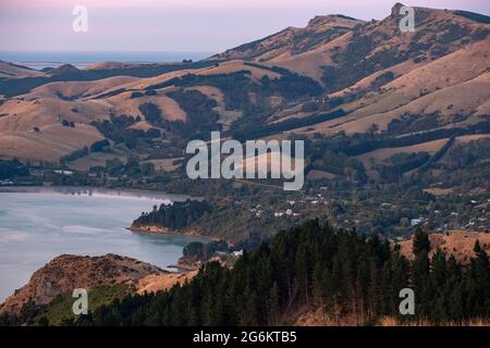 Lever de soleil sur Porthills, Christchurch, Aotearoa Nouvelle-Zélande. Les collines de Port sont un vestige vieux de 12 millions d'années du cratère du volcan Lyttelton. Vent, ra Banque D'Images