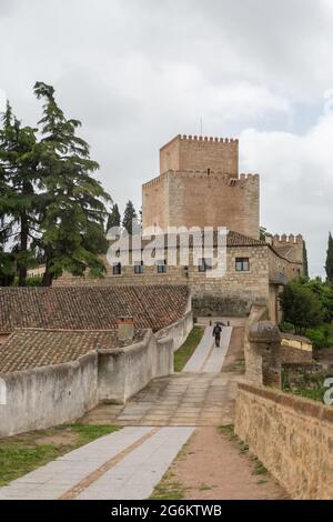 Cuidad Rodrigo / Espagne - 05 12 2021: Vue sur le château Enrique II, Parador de Ciudad Rodrigo, chemin piétonnier avec le mec marchant à l'intérieur du FO médiéval Banque D'Images