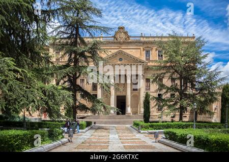 Salamanque / Espagne - 05 12 2021: Façade vue à la Faculté de philologie de l'Université de Salamanque et parc et jardin entourent Banque D'Images