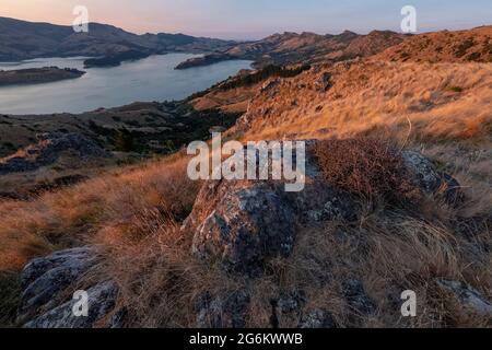 Lever de soleil sur Porthills, Christchurch, Aotearoa Nouvelle-Zélande. Les collines de Port sont un vestige vieux de 12 millions d'années du cratère du volcan Lyttelton. Vent, ra Banque D'Images