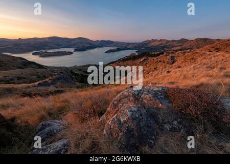 Lever de soleil sur Porthills, Christchurch, Aotearoa Nouvelle-Zélande. Les collines de Port sont un vestige vieux de 12 millions d'années du cratère du volcan Lyttelton. Vent, ra Banque D'Images