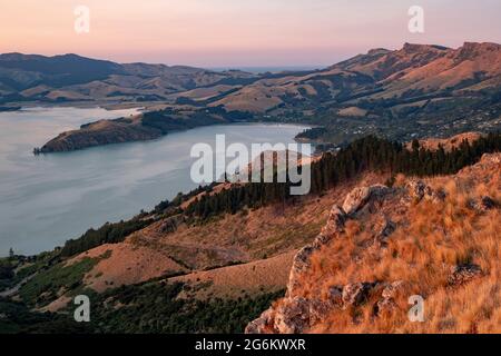 Lever de soleil sur Porthills, Christchurch, Aotearoa Nouvelle-Zélande. Les collines de Port sont un vestige vieux de 12 millions d'années du cratère du volcan Lyttelton. Vent, ra Banque D'Images