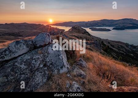 Lever de soleil sur Porthills, Christchurch, Aotearoa Nouvelle-Zélande. Les collines de Port sont un vestige vieux de 12 millions d'années du cratère du volcan Lyttelton. Vent, ra Banque D'Images