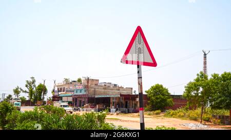 07 juillet 2021- Reengus, Sikar, Inde. Panneau de signalisation de sortie de voie intermédiaire avec chemin de boulevard. Concept des panneaux de signalisation et des symboles. Banque D'Images