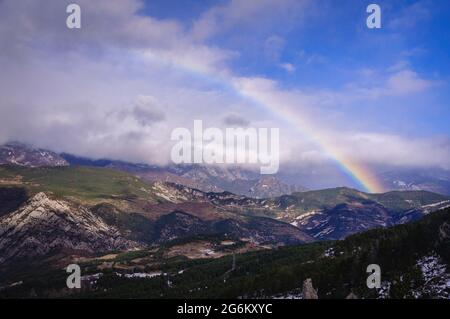 Arc-en-ciel sur la vallée des Saldes (Berguedà, Catalogne, Espagne, Pyrénées) ESP: Arco Iris sobre el valle de Saldes (Berguedà, Cataluña, España, Pirineos) Banque D'Images