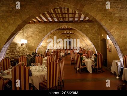 Restaurant à l'intérieur du Parador National la nuit, dans le château de Cardona (Barcelone, Catalogne, Espagne) ESP: Restaurante al Parador Nacional de Cardona Banque D'Images