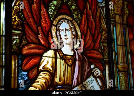 Vitraux dans le vestibule de la grotte Saint Ignace avec quelques anges qui attrapent des pensées de Saint Ignace de Loyola (Barcelone, Espagne) Banque D'Images