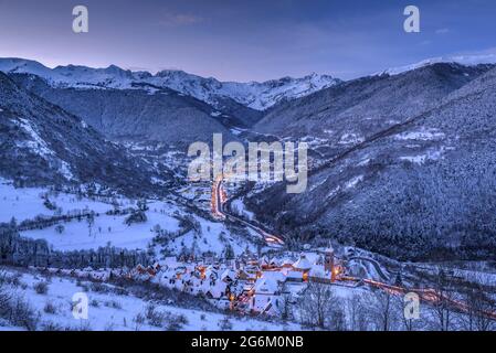 Lever de soleil sur Vielha et Mijaran vu du village de Mont, après une chute de neige hivernale (Vallée de l'Aran, Catalogne, Espagne, Pyrénées) Banque D'Images