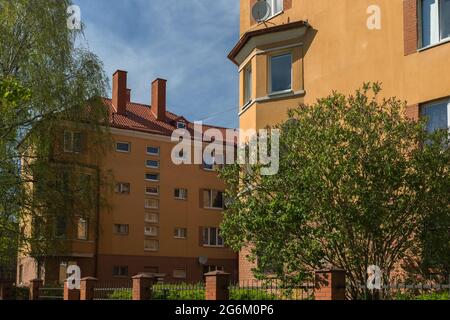 Appartements typiques dans le centre de Kaliningrad au printemps Banque D'Images