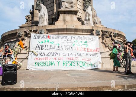 6 juillet 2021, Barcelone, Catalogne, Espagne: Une bannière est vue au Monument de Columbus qui dit, Bienvenue en Catalogne, équipe 421 avec des poings fermés et des coeurs ouverts, Zapatista tour de vie, Rencontre des peuples unis dans la rébellion et la résistance. Barcelone accueille le 421 Escadron de l'Armée Zapatista de libération nationale (EZLN), un groupe politique et militant libertaire socialiste du Mexique, en route vers l'Europe. Composé de membres connus sous le nom de Marijose, Lupita, Carolina, Ximena, Yuli, Bernal et Felipe, le Squad 421 a été reçu au Monument de Columbus par des collectifs et des soci locaux Banque D'Images