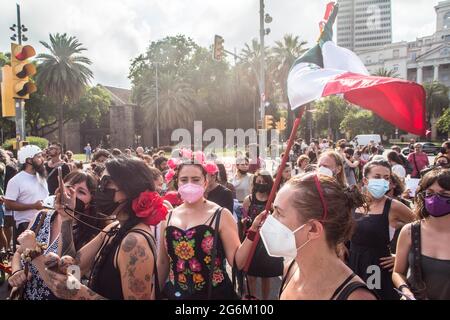 Barcelone, Catalogne, Espagne. 6 juillet 2021. La femme est vue avec le drapeau mexicain. Barcelone accueille le 421 escadron de l'Armée de libération nationale Zapatista (EZLN), un groupe politique et militant socialiste libertaire du Mexique, sur le chemin de l'Europe. Composé de membres connus sous le nom de Marijose, Lupita, Carolina, Ximena, Yuli, Bernal et Felipe, la Squad 421 a été reçue au Monument de Columbus par des collectifs et des organisations sociales locales. Credit: Thiago Prudencio/DAX/ZUMA Wire/Alay Live News Banque D'Images