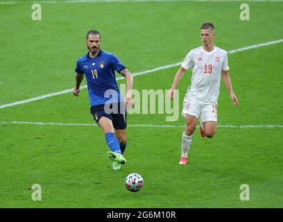 Londres, Angleterre, 6 juillet 2021. Leonardo Bonucci d'Italie avec Dani Olmo d'Espagne lors du match de l'UEFA Euro 2020 au stade Wembley, Londres. Le crédit photo devrait se lire: David Klein / Sportimage Banque D'Images