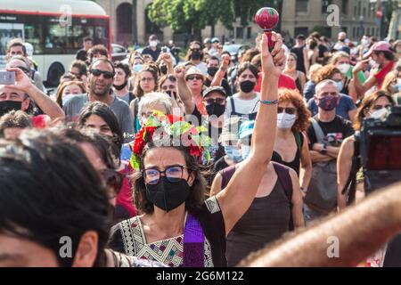 Barcelone, Catalogne, Espagne. 6 juillet 2021. La femme est vue avec un instrument de musique.Barcelone accueille le 421 Escadron de l'Armée de libération nationale Zapatista (EZLN), un groupe politique et militant socialiste libertaire du Mexique, en route vers l'Europe. Composé de membres connus sous le nom de Marijose, Lupita, Carolina, Ximena, Yuli, Bernal et Felipe, la Squad 421 a été reçue au Monument de Columbus par des collectifs et des organisations sociales locales. Credit: Thiago Prudencio/DAX/ZUMA Wire/Alay Live News Banque D'Images